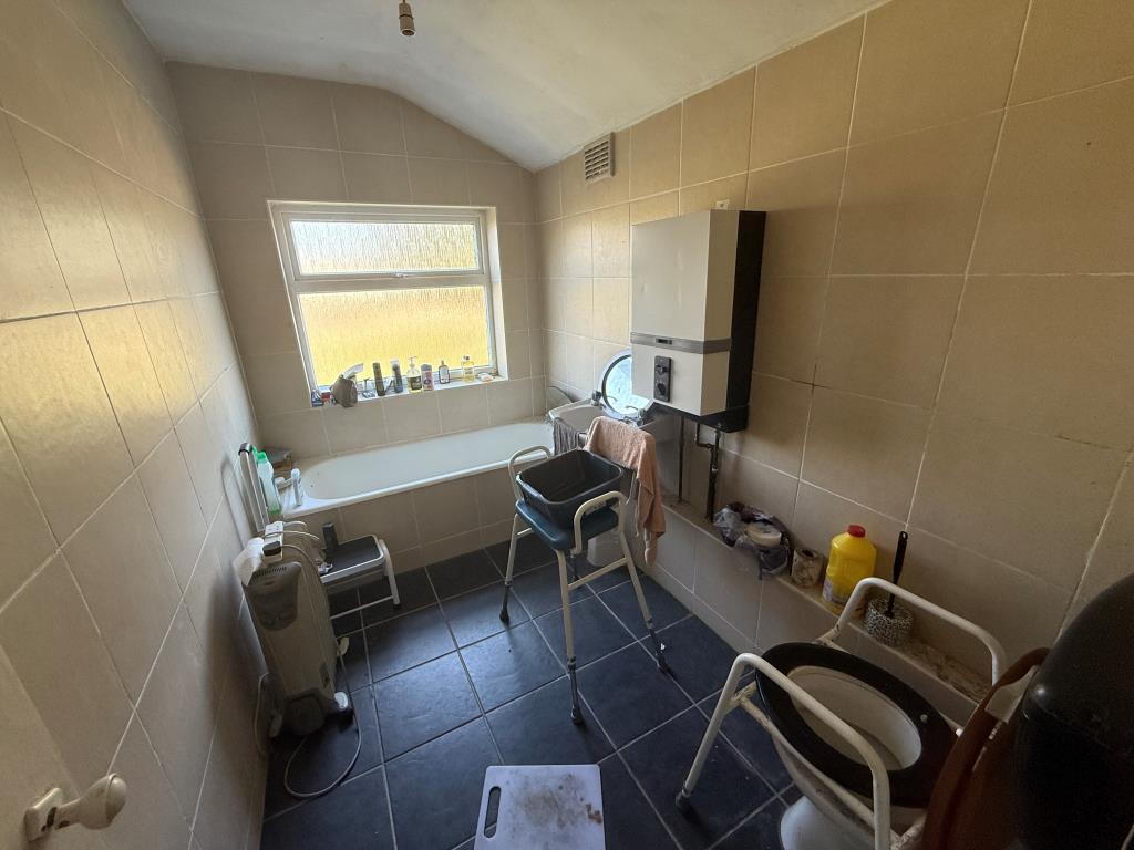 Lot: 41 - HOUSE FOR REFURBISHMENT - Bathroom with W.C.